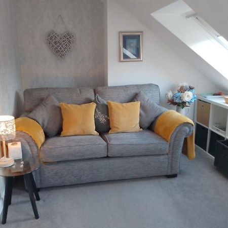 Village Life- Private Attic Suite - Living Room, Bedroom And Bathroom Newtown St Boswells Dış mekan fotoğraf