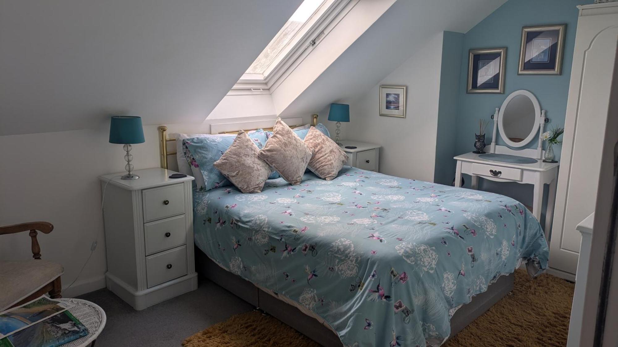 Village Life- Private Attic Suite - Living Room, Bedroom And Bathroom Newtown St Boswells Dış mekan fotoğraf